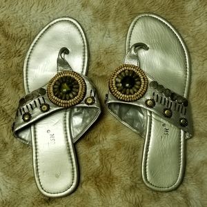 🍁🌺Go Fresh brand sandal flats with beaded detailing